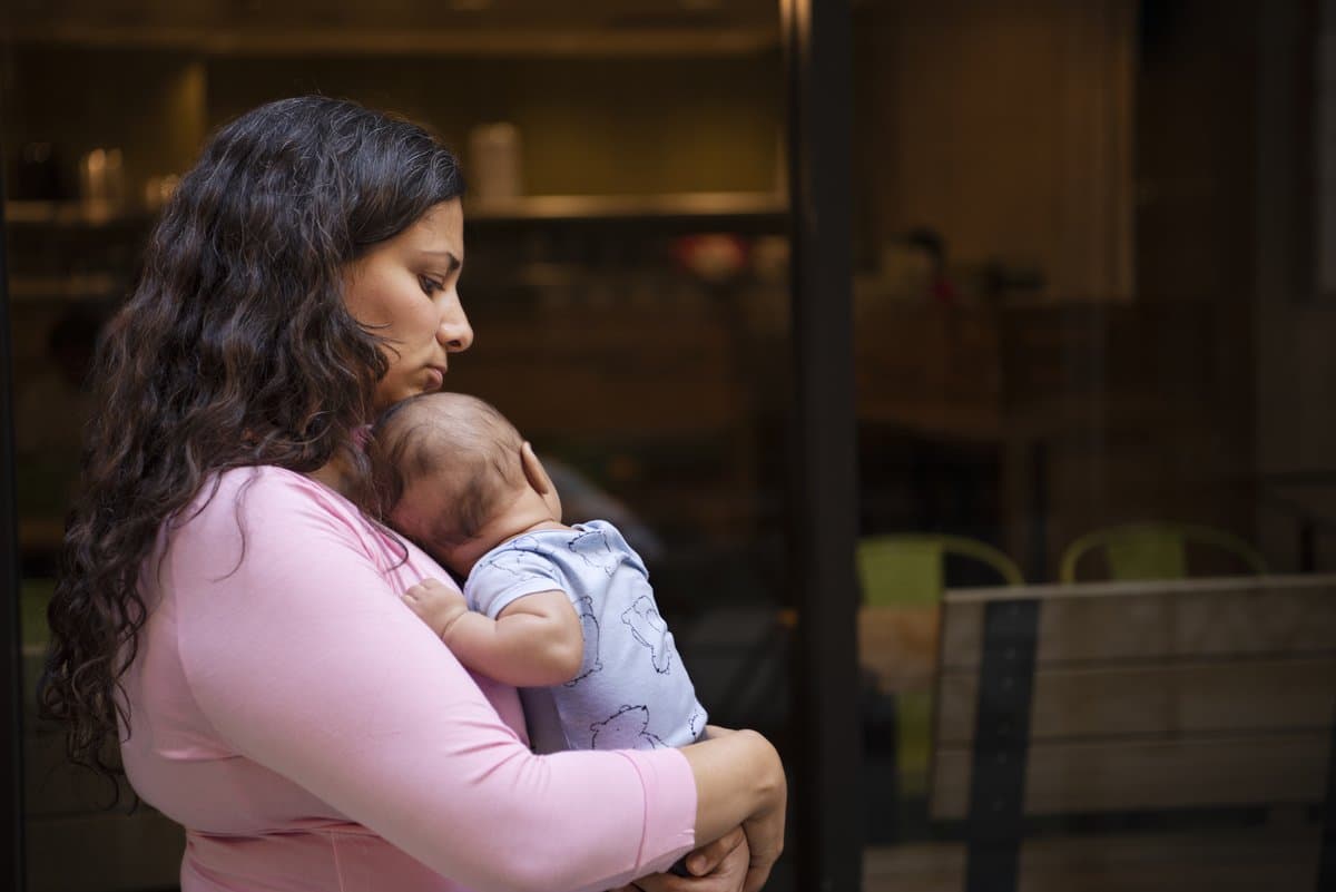 Madre acompañada con su bebé en la vida cotidiana
