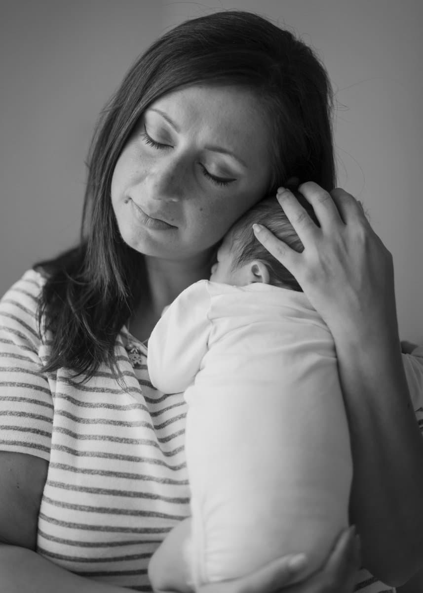 Retrato íntimo en blanco y negro de una madre con su hijo